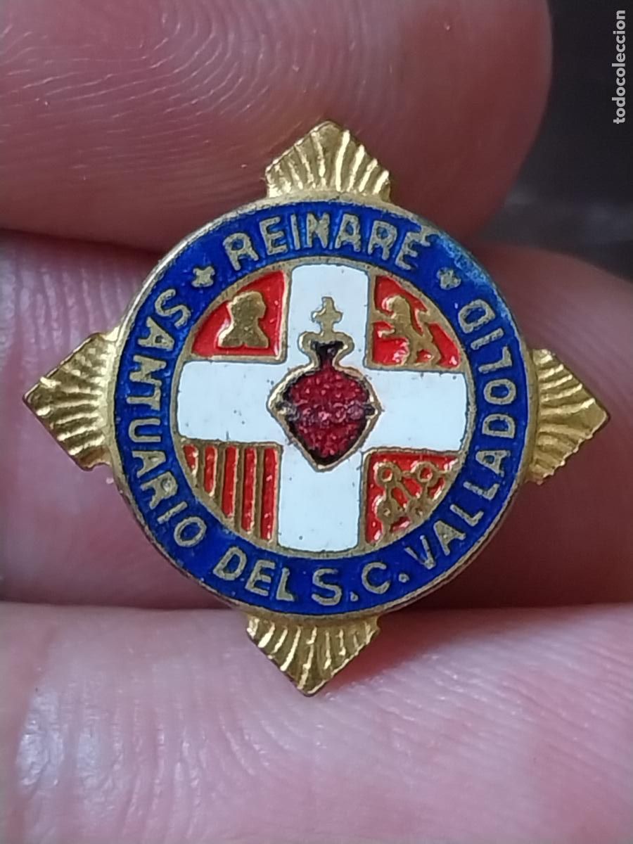 Pin's de collection: SANTUARIO SAGRADO CORAZON VALLADOLID REINARE INSIGNIA ESMALTE ALFILER 1,5CM LADO COL DETENTE