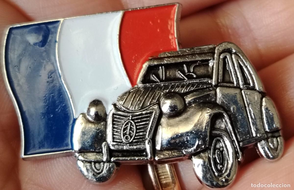 Pins de colecci&oacute;n: Pin de coche Citro&euml;n 2V con relieve