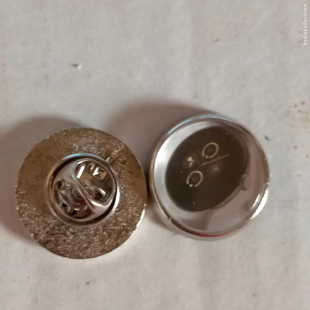 Collection pins: PIN REDONDO METAL - publicitario CON IMAGEN DE LA ESFERA DE UN RELOJ , VER MAS MODELOS