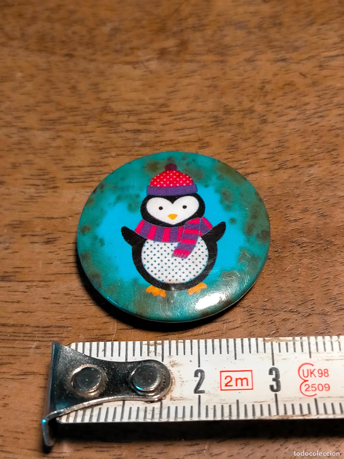 Pins de colecci&oacute;n: Pin azul verde de ping&uuml;ino con gorro y bufanda - Foto 2