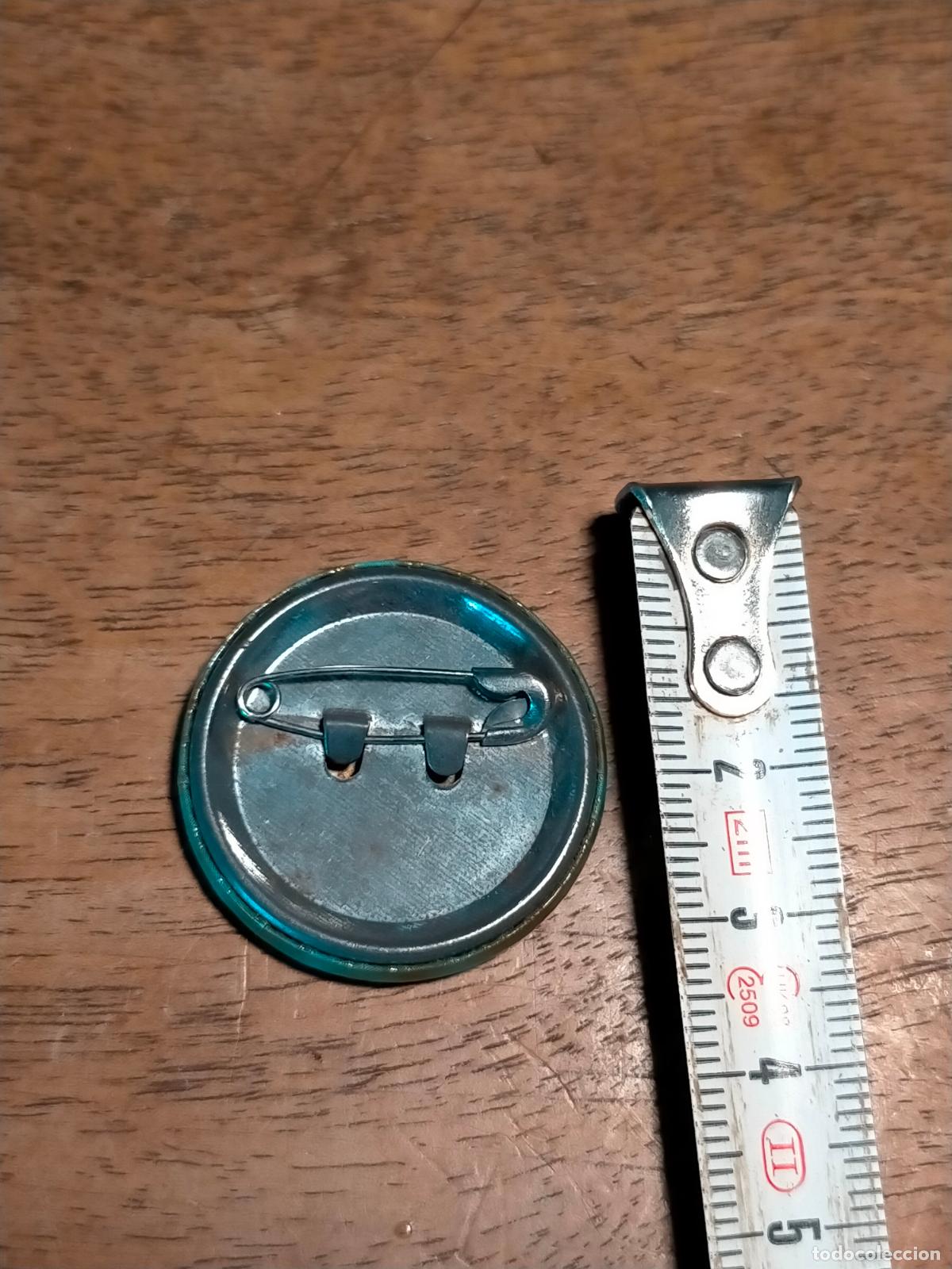 Pins de colecci&oacute;n: Pin azul verde de ping&uuml;ino con gorro y bufanda - Foto 3