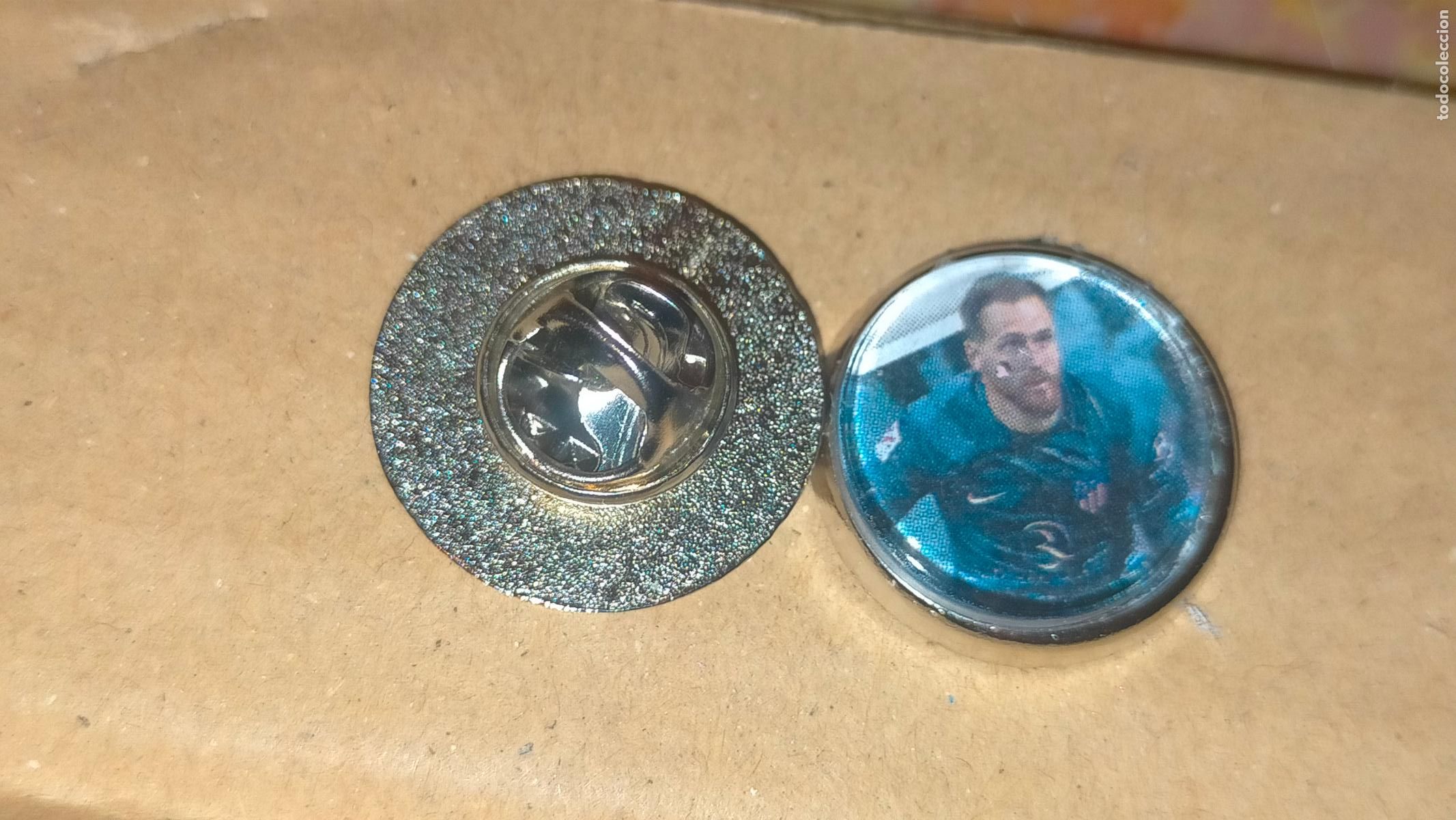 Pins de colecci&oacute;n: pin redondo metal - f&uacute;tbol equipo club Atl&eacute;tico de Madrid JUGADOR