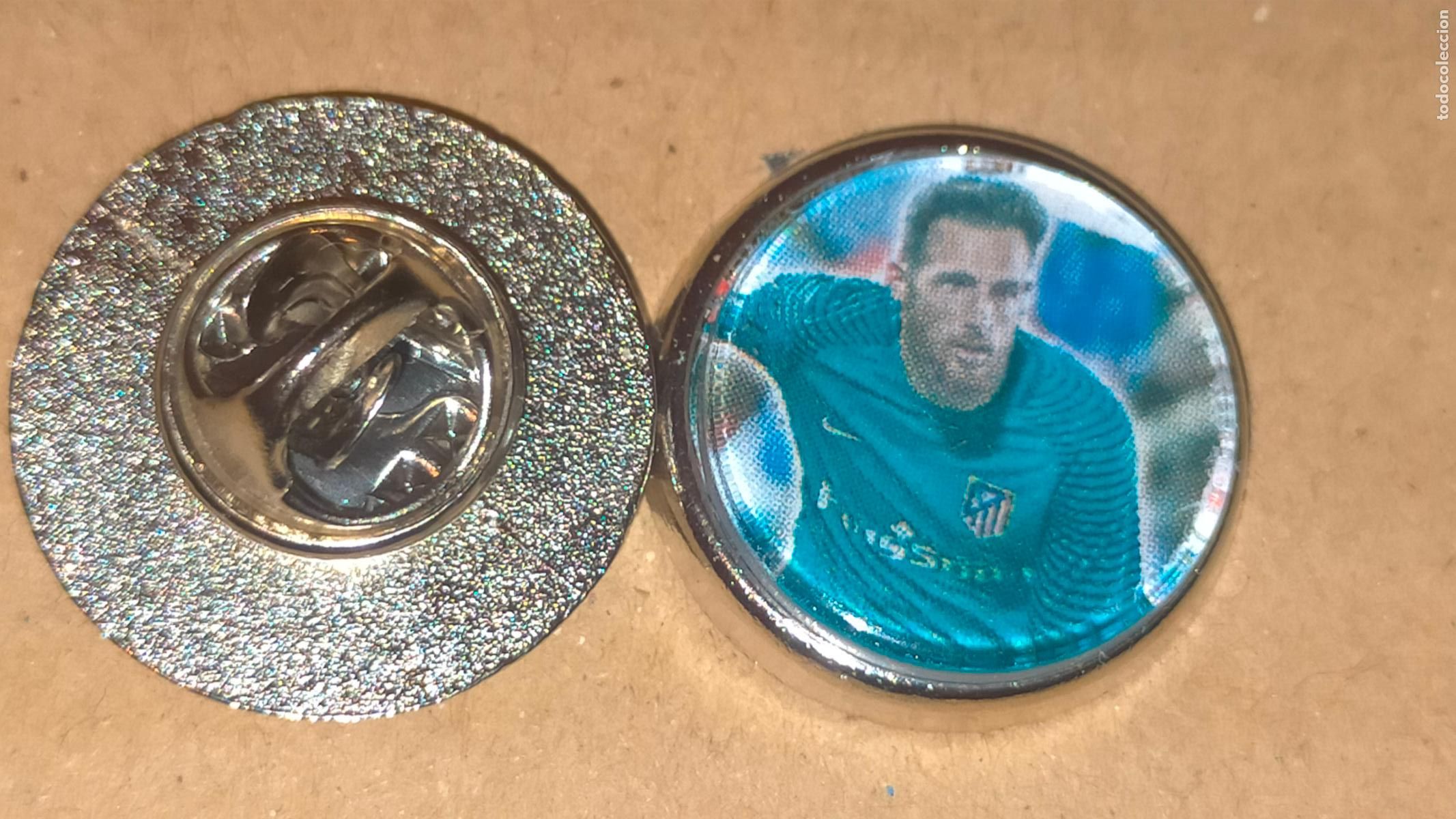 Pins de colecci&oacute;n: pin redondo metal - f&uacute;tbol equipo club Atl&eacute;tico de Madrid JUGADOR