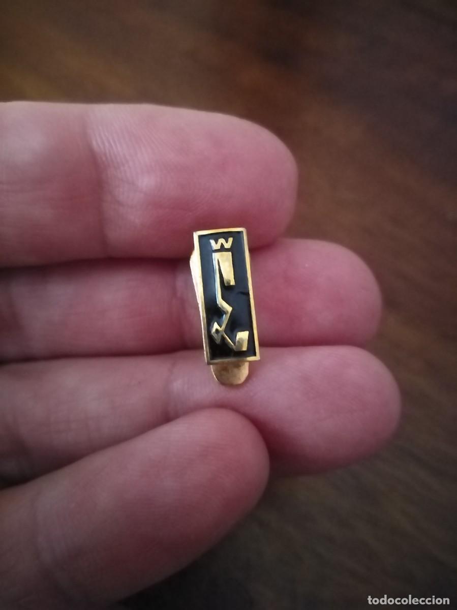 Pins de colecci&oacute;n: Curiosa insignia de Ojal. - Foto 2