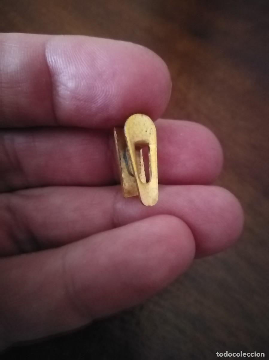 Pins de colecci&oacute;n: Curiosa insignia de Ojal. - Foto 5
