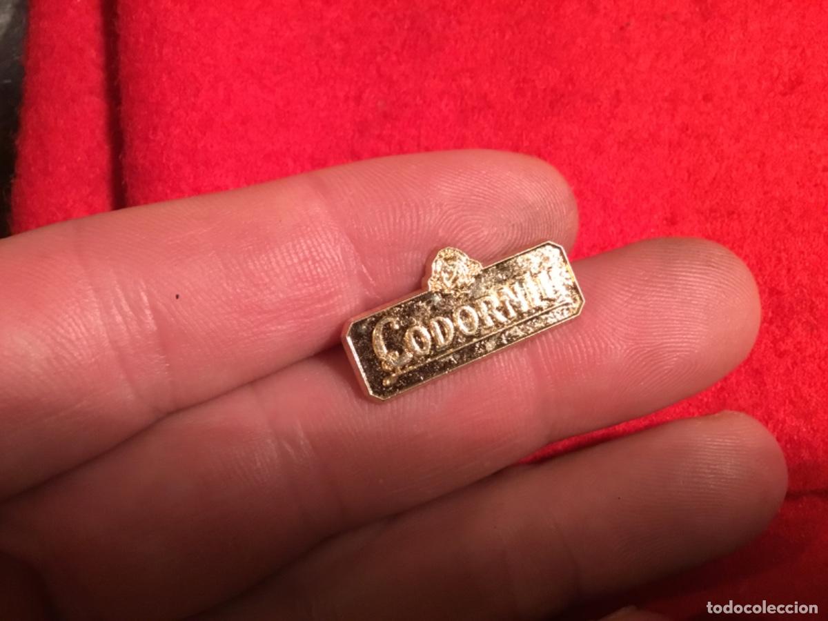 Pins de colecci&oacute;n: Pin codorniu Raro dorado - Foto 3