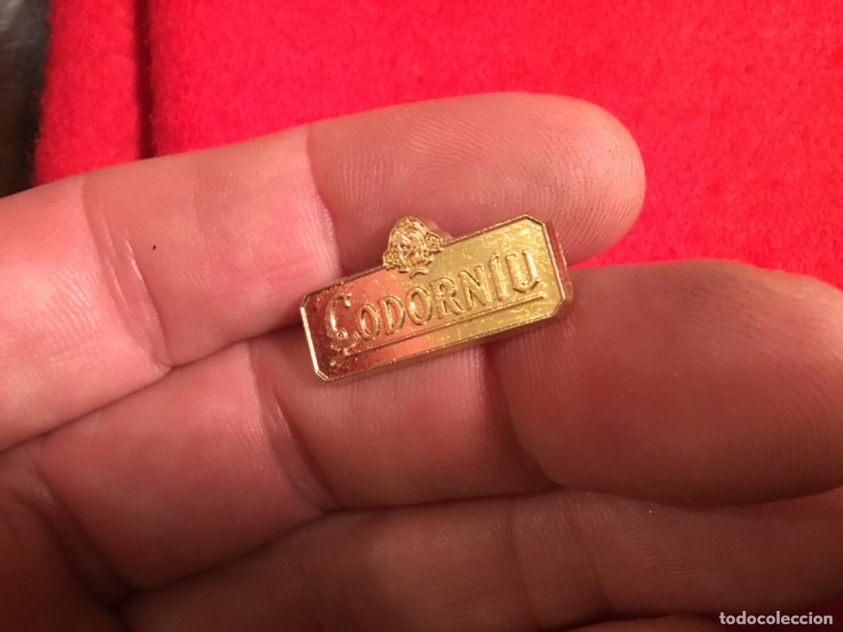 Pins de colecci&oacute;n: Pin codorniu Raro dorado - Foto 4