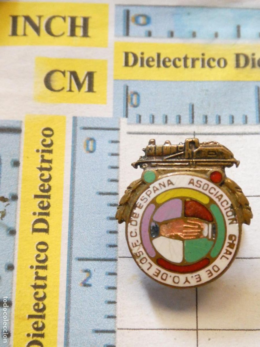 Pin's de collection: INSIGNIA OJAL PUBLICIDAD TRENES. ASOCIACI&Oacute;N EMPLEADOS Y OBREROS FERROCARRILES DE ESPA&Ntilde;A. NO PIN