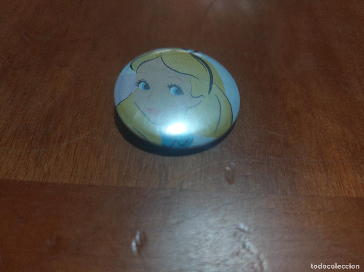 Pins de colecci&oacute;n: ALICIA EN EL PAIS DE LAS MARAVILLAS. CHAPA. PIN. 3,1 CM. MET&Aacute;LICA POR DETR&Aacute;S. SIN USO. DIFICILa