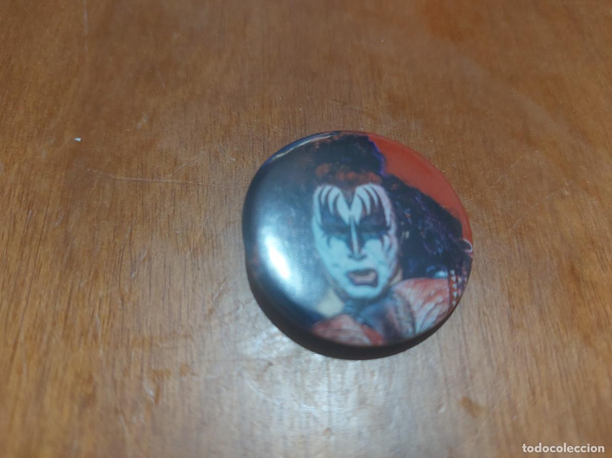 Sammlung von Pins: KISS. M&Uacute;SICA. CHAPA. PIN. 3,1 CM. MET&Aacute;LICA POR DETR&Aacute;S. SIN USO. DIFICILa