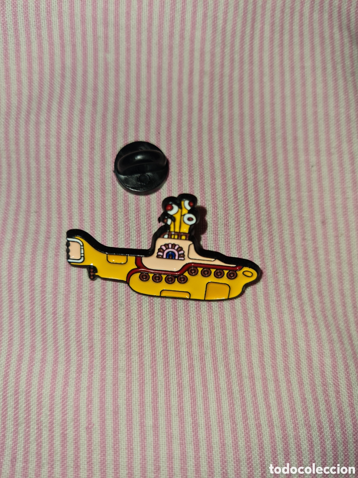 Pins de colecci&oacute;n: Pin met&aacute;lico insignia submarino amarillo yellow submarine The Beatles
