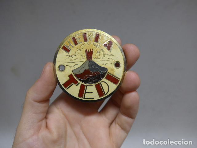 Pins de colecci&oacute;n: Antigua placa publicidad de HEKLA TEDI original, emblema.