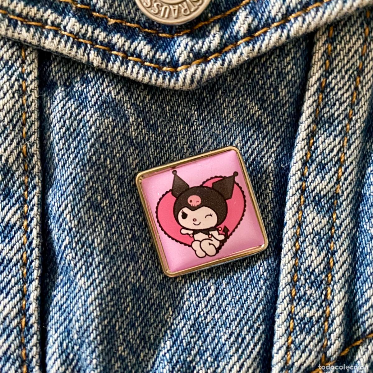 Collection pins: PIN METAL Y RESINA CUADRADO 2.4X2.4 CMS. APROX. NUEVO SIN USO KUROMI CORAZON