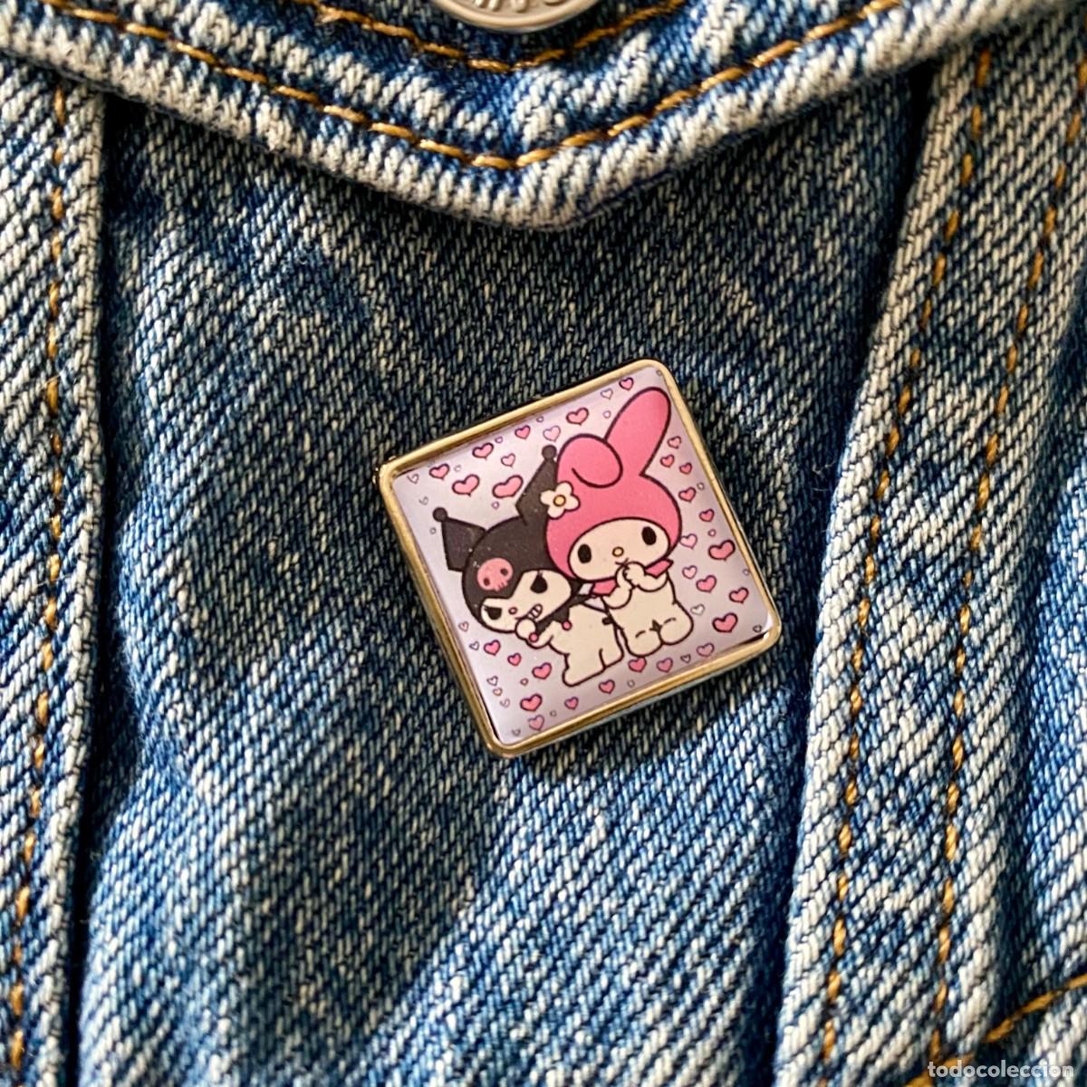 Collection pins: PIN METAL Y RESINA CUADRADO 2.4X2.4 CMS. APROX. NUEVO SIN USO KUROMI Y MY MELODY CORAZONES
