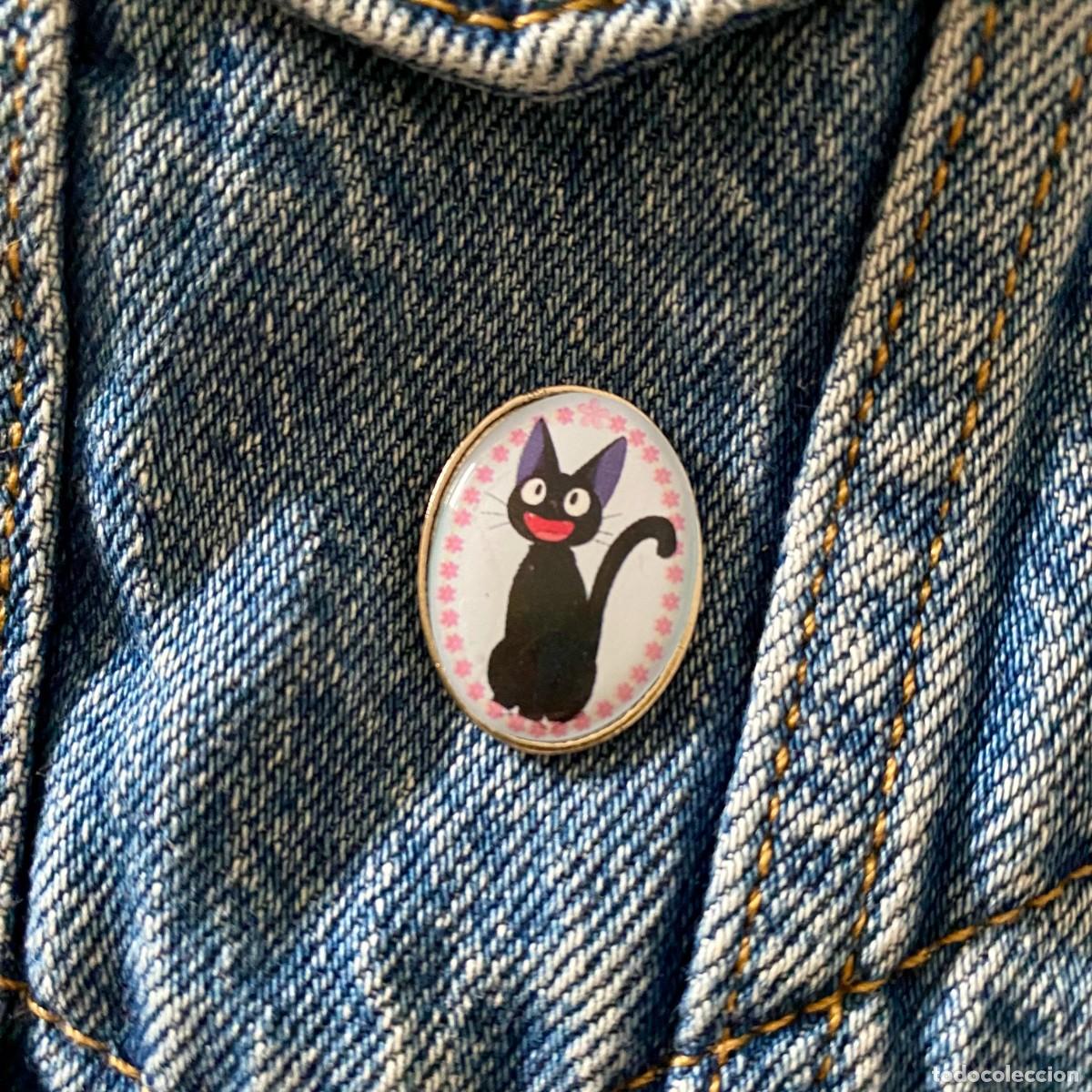 Collection pins: PIN METAL Y RESINA OVALADO 2.5X2 CENT&Iacute;METROS NUEVO Y SIN USO JIJI APRENDIZ DE BRUJA KIKI STUDIO GHIB