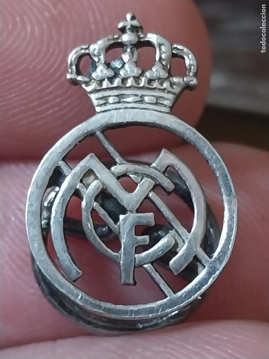 Pins de colecci&oacute;n: REAL MADRID INSIGNIA OJAL PRECIOSA PATINA SIN PUNZON METAL 2CM ALTO USADO