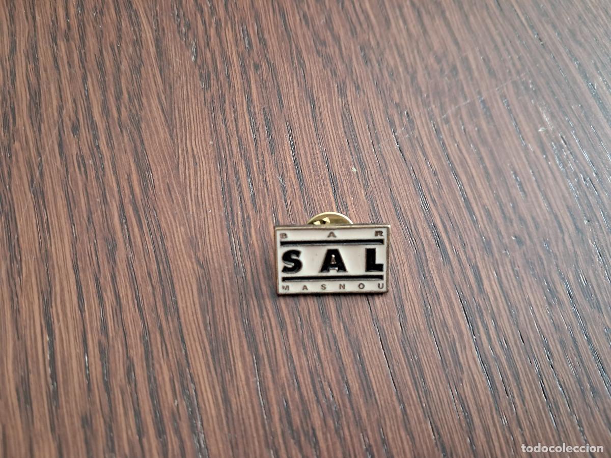 Pins de colecci&oacute;n: pin de publicidad, music bar Sal, Masnou.