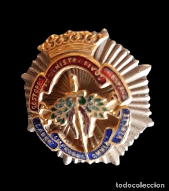 Sammlung von Pins: (P-524)INSIGNIA DE GESTORES ADMINISTRATIVOS DE ESPA&Ntilde;A, LABOR IMPROBUS OMNIA VINCIT. PLATA Y ESMALTE