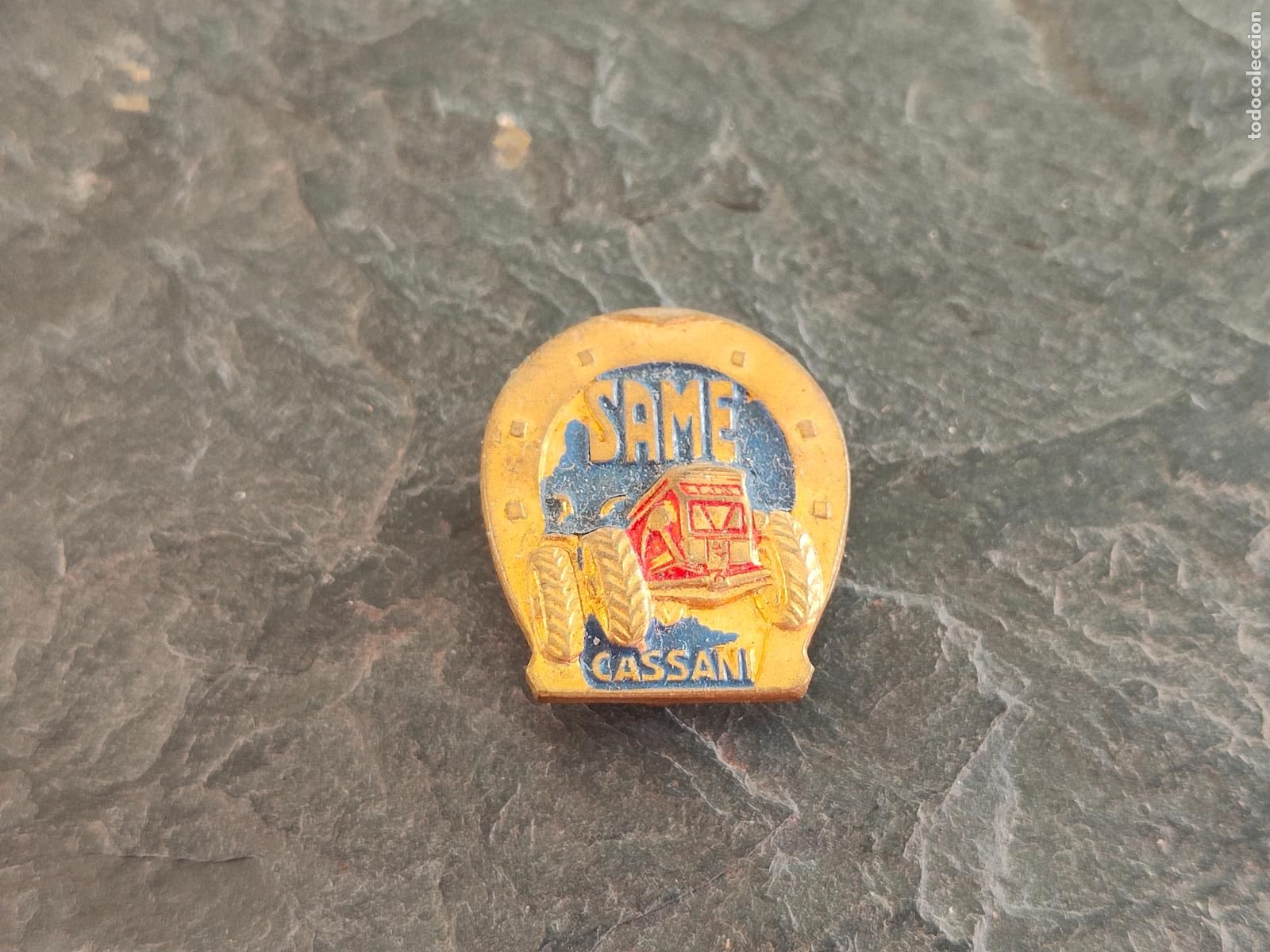 Pins de colecci&oacute;n: Pin antiguo tractores same cassani (rara insignia antigua ojal tractores maquinaria agr&iacute;cola)