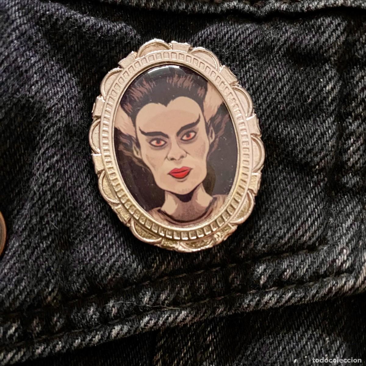 Pins de colecci&oacute;n: PIN BROCHE ORNAMENTO DOBLE CIERRE 4X3 CM. NOVIA FRANKENSTEIN NUEVO Y SIN USO METAL Y RESINA