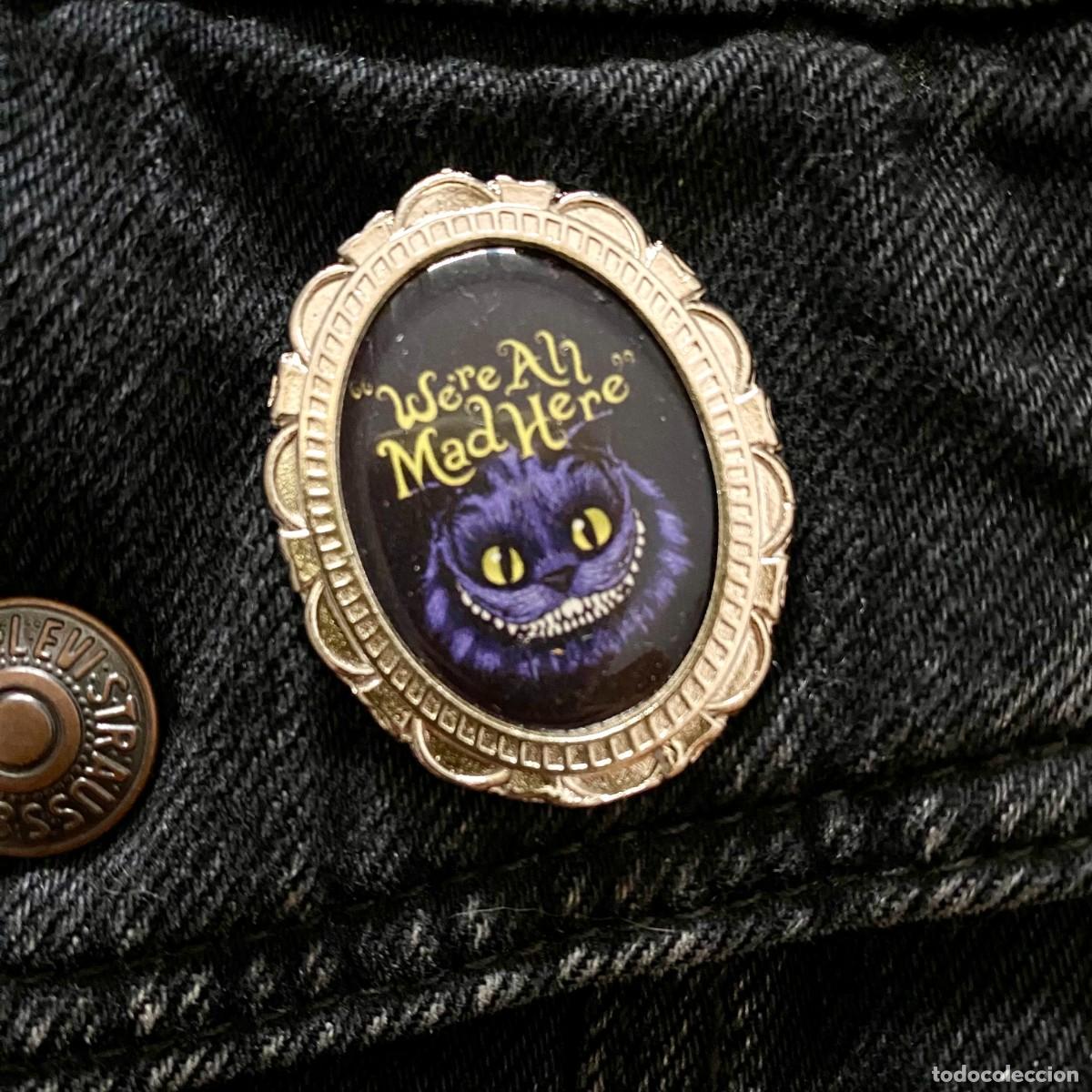 Pins de colecci&oacute;n: PIN BROCHE ORNAMENTO DOBLE CIERRE 4X3 CM. GATO CHESHIRE ALICIA NUEVO Y SIN USO METAL Y RESINA
