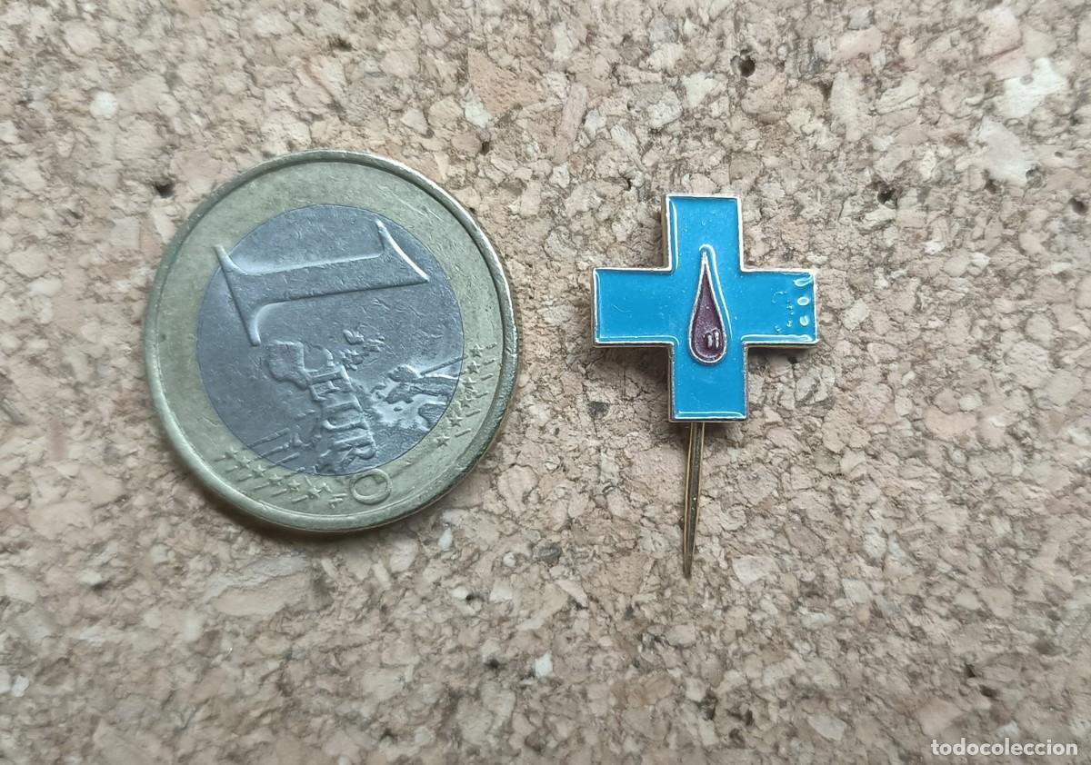 Pins de colecci&oacute;n: Antiguo pin de aguja insignia cruz donantes de sangre