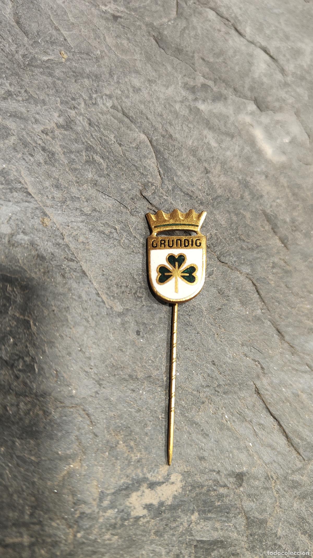 Pins de colecci&oacute;n: Pin antigo grundig televisores equipos sonido aparatos electronicos insignia antigua aguja esmaltada