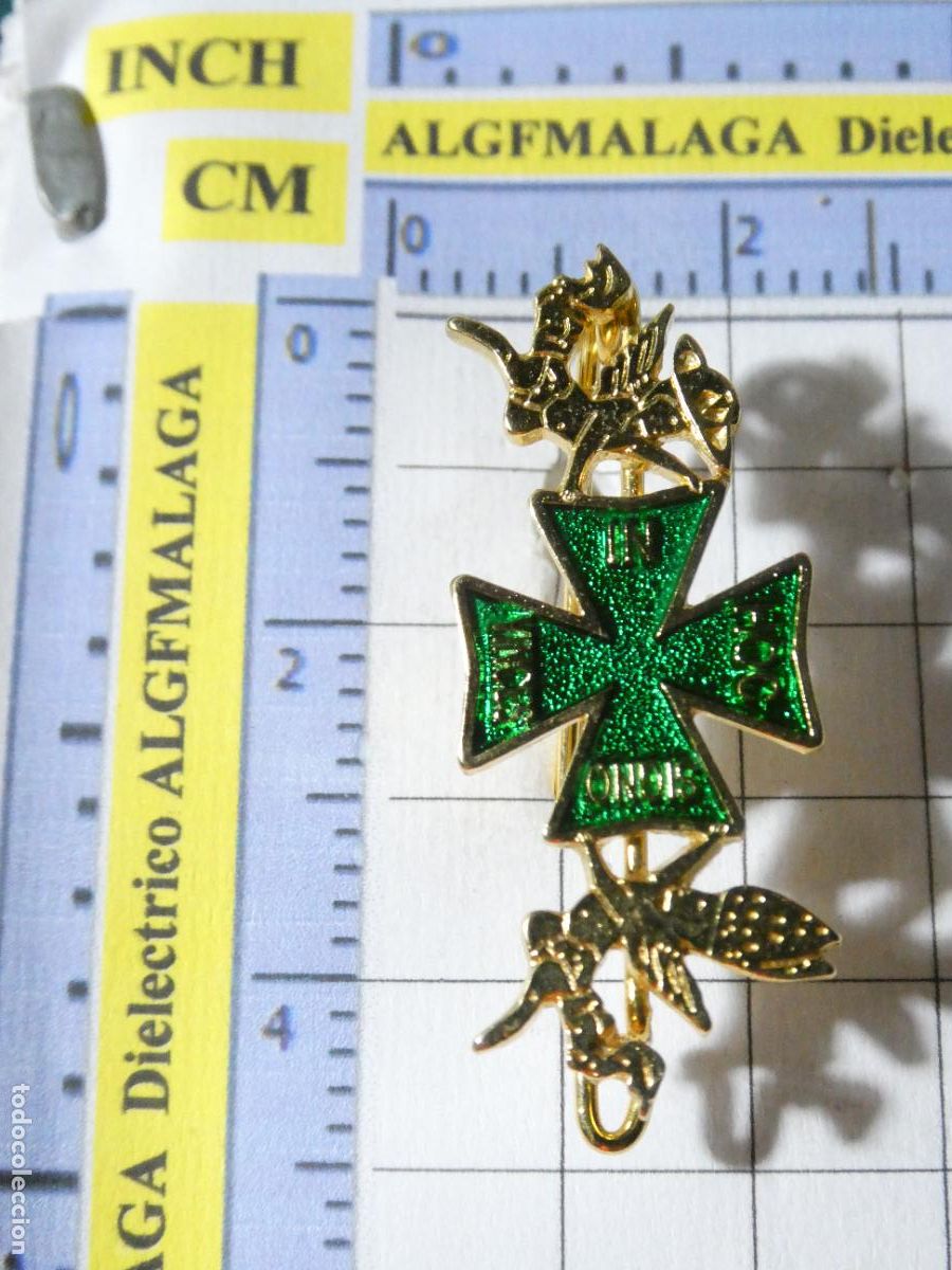 Pin's de collection: INSIGNIA ALFILER BROCHE RELIGIOSA. IN HOC SIGNO VINCES. CRUZ TEMPLARIA TEMPLARIOS ?