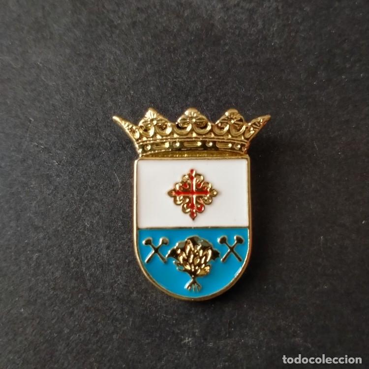Pins de colecci&oacute;n: pin escudo Almadenejos (Ciudad Real)