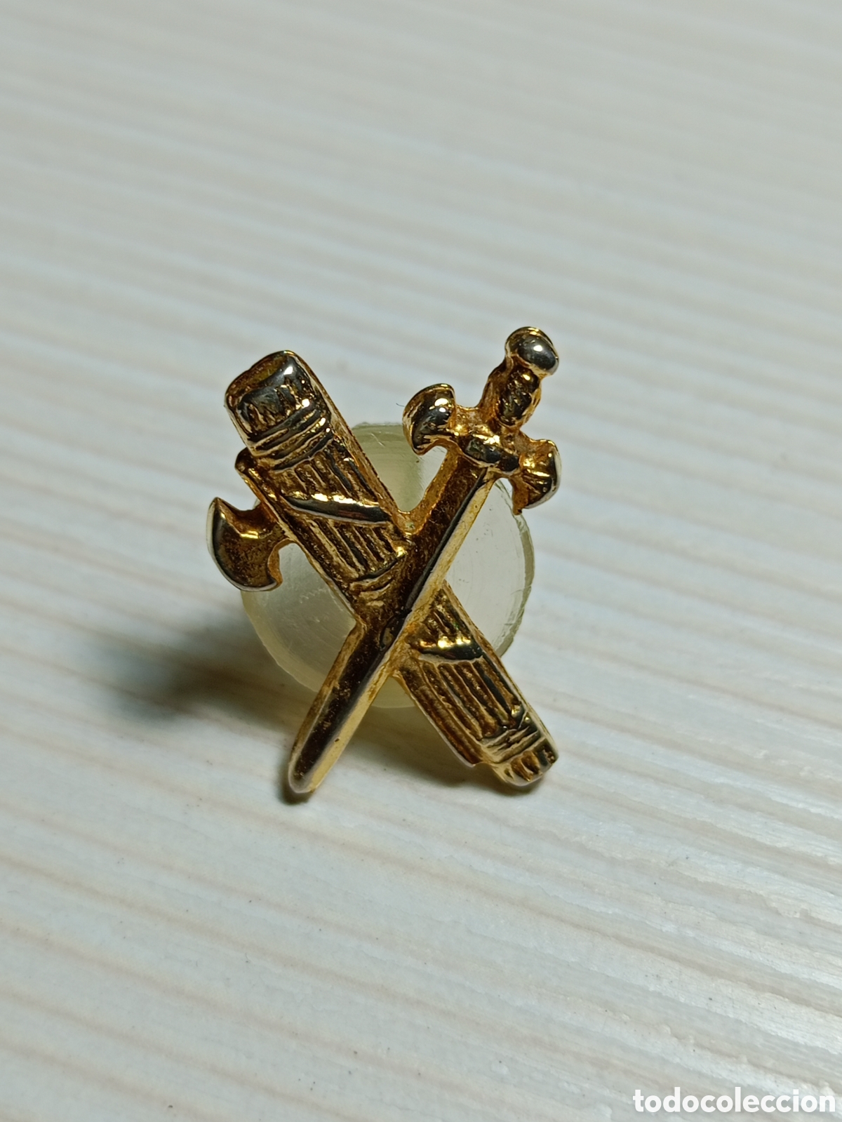 Pins de colecci&oacute;n: Pin insignia guardia civil dorado