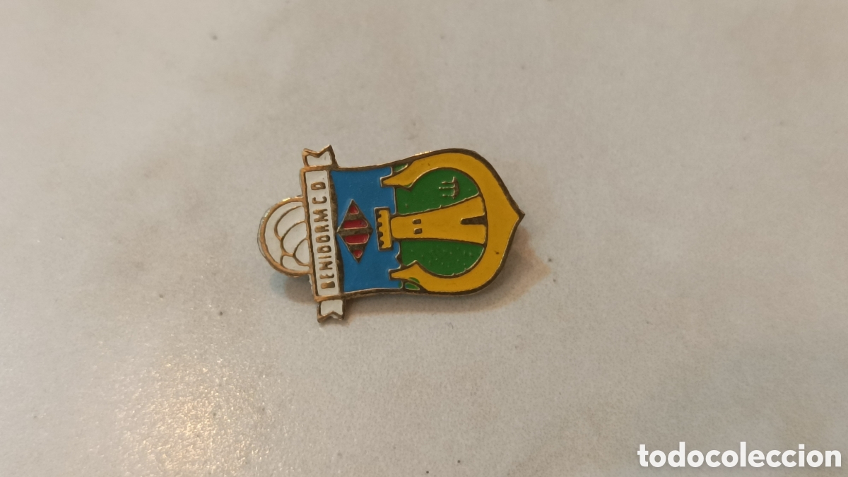 Pins de colecci&oacute;n: Pin futbol Benidorm imperdible