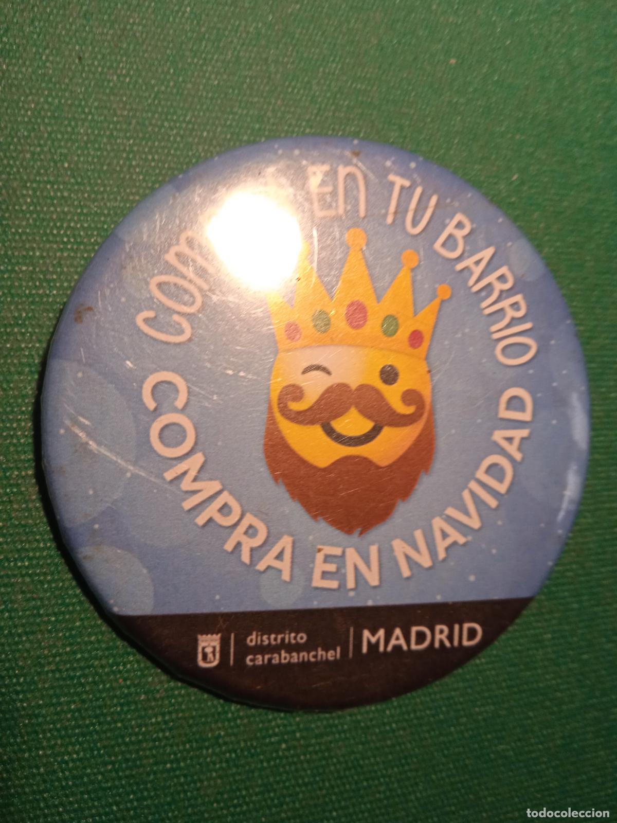 Pin's de collection: COMPRA EN TU BARRIO - COMPRA EN NAVIDAD - MADRID - DISTRITO CARABANCHEL