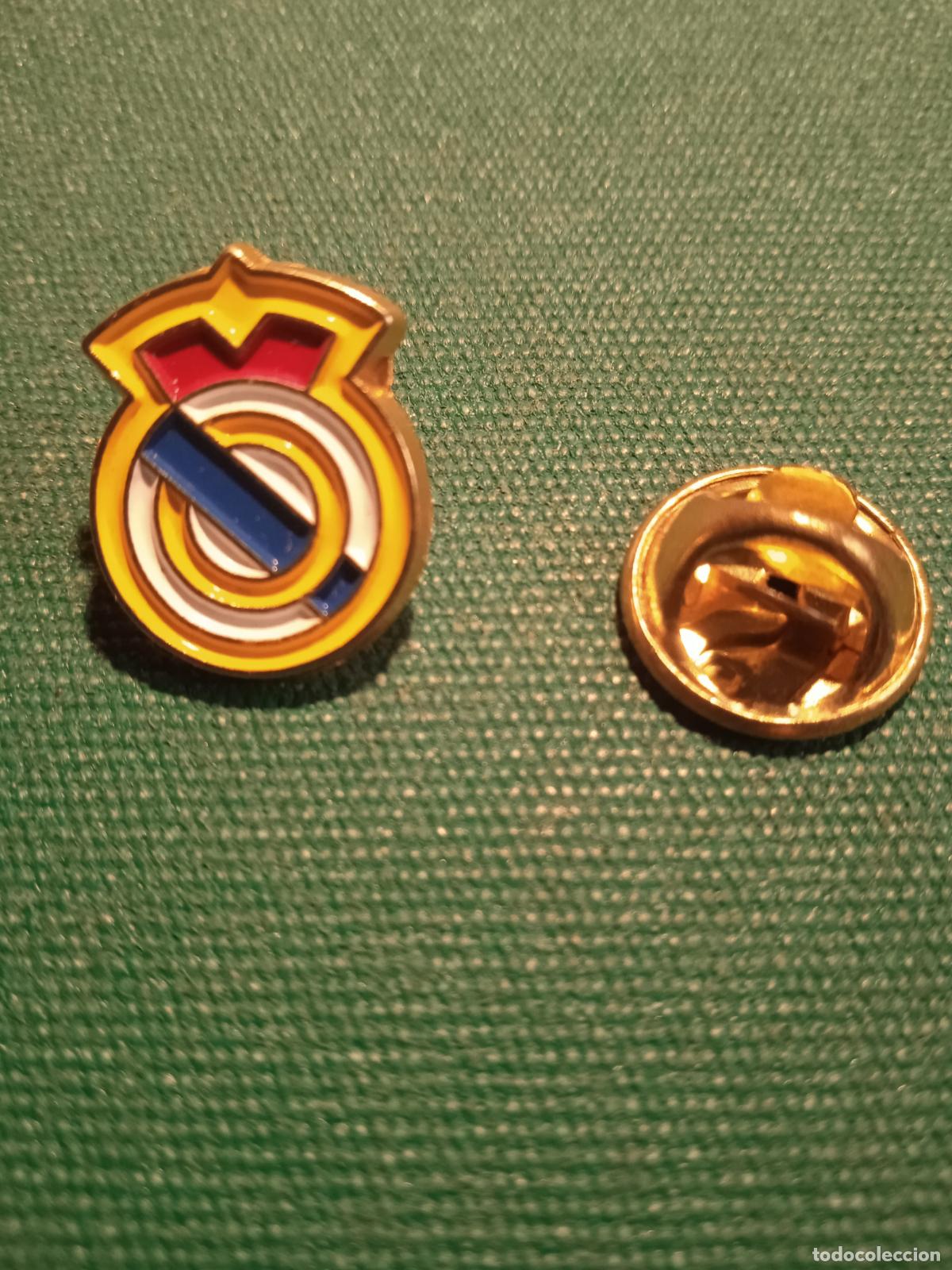 Pin's de collection: RARO PIN PARECIDO AL ESCUDO DEL REAL MADRID