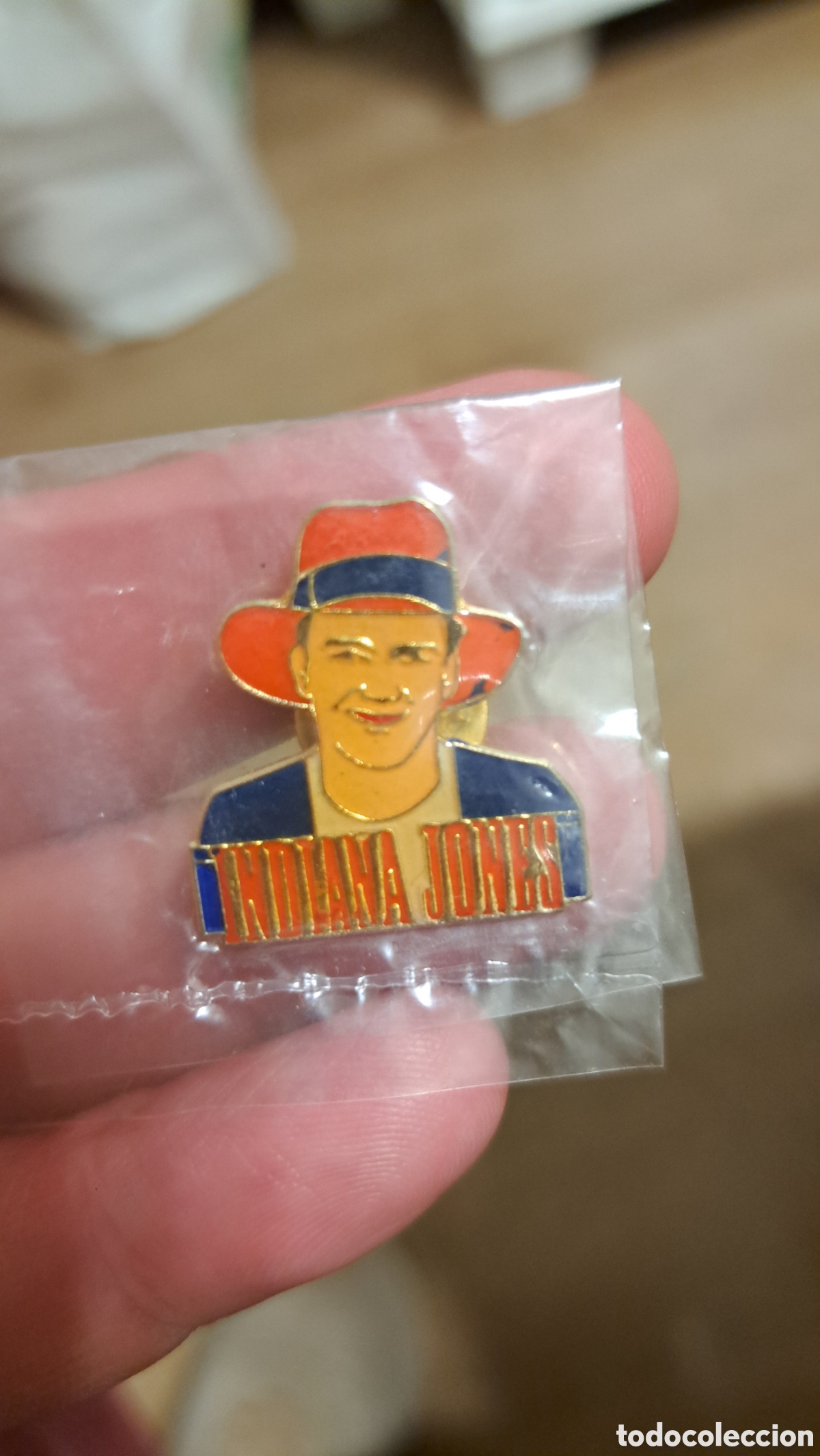Pins de colecci&oacute;n: ANTIGUO PIN INDIGNIA DE INDIANA JONES NUEVO