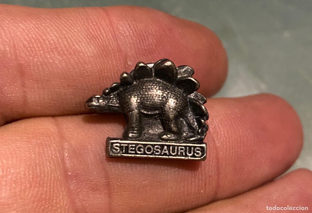 Pins de colecci&oacute;n: Pin antiguo de dinosaurio, estegosaurio. A&ntilde;os 90. Vintage. Met&aacute;lico. Como nuevo.
