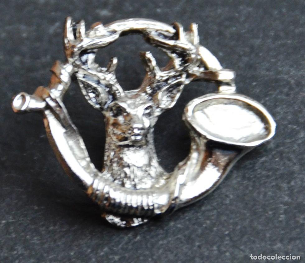 Pins de colecci&oacute;n: PIN DE CAZA CIERVO CON CORNETA - Foto 1