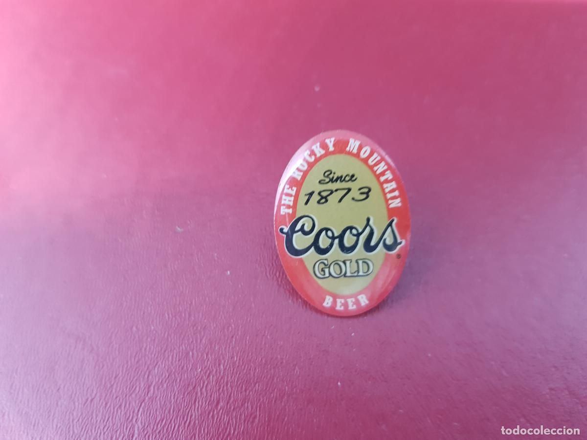 Sammlung von Pins: Antiguo pin: The Lucky Mountain. Sine 1873 Coors Gold Beer. car03
