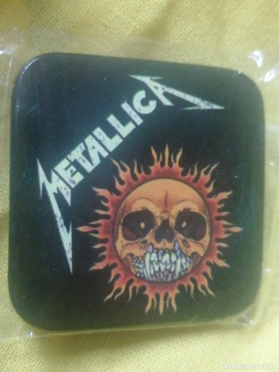 Pins de colecci&oacute;n: Pin tipo chapa Metallica mediana