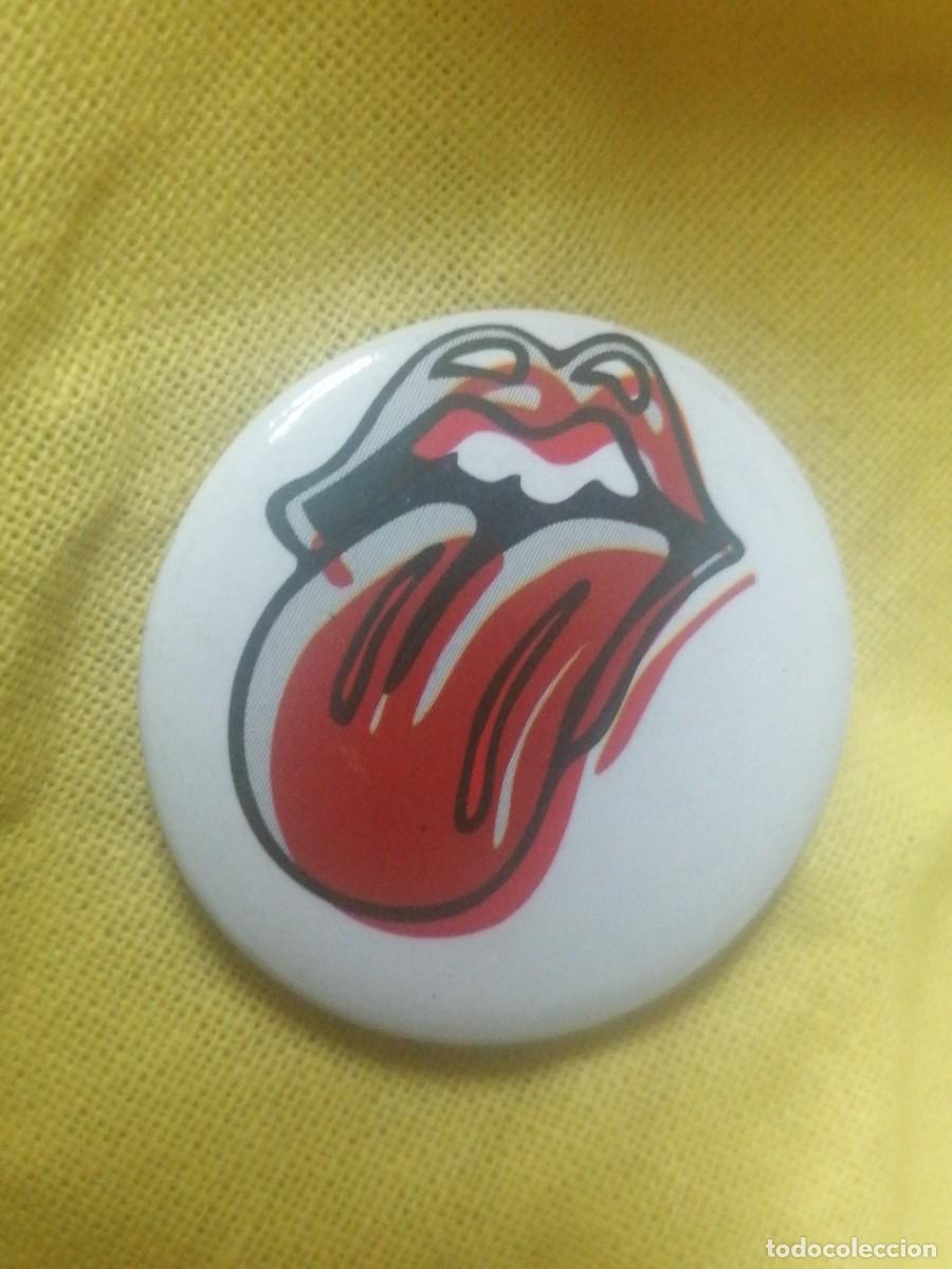 Pins de colecci&oacute;n: Pin tipo chapa rolling stones con defecto de impresi&oacute;n
