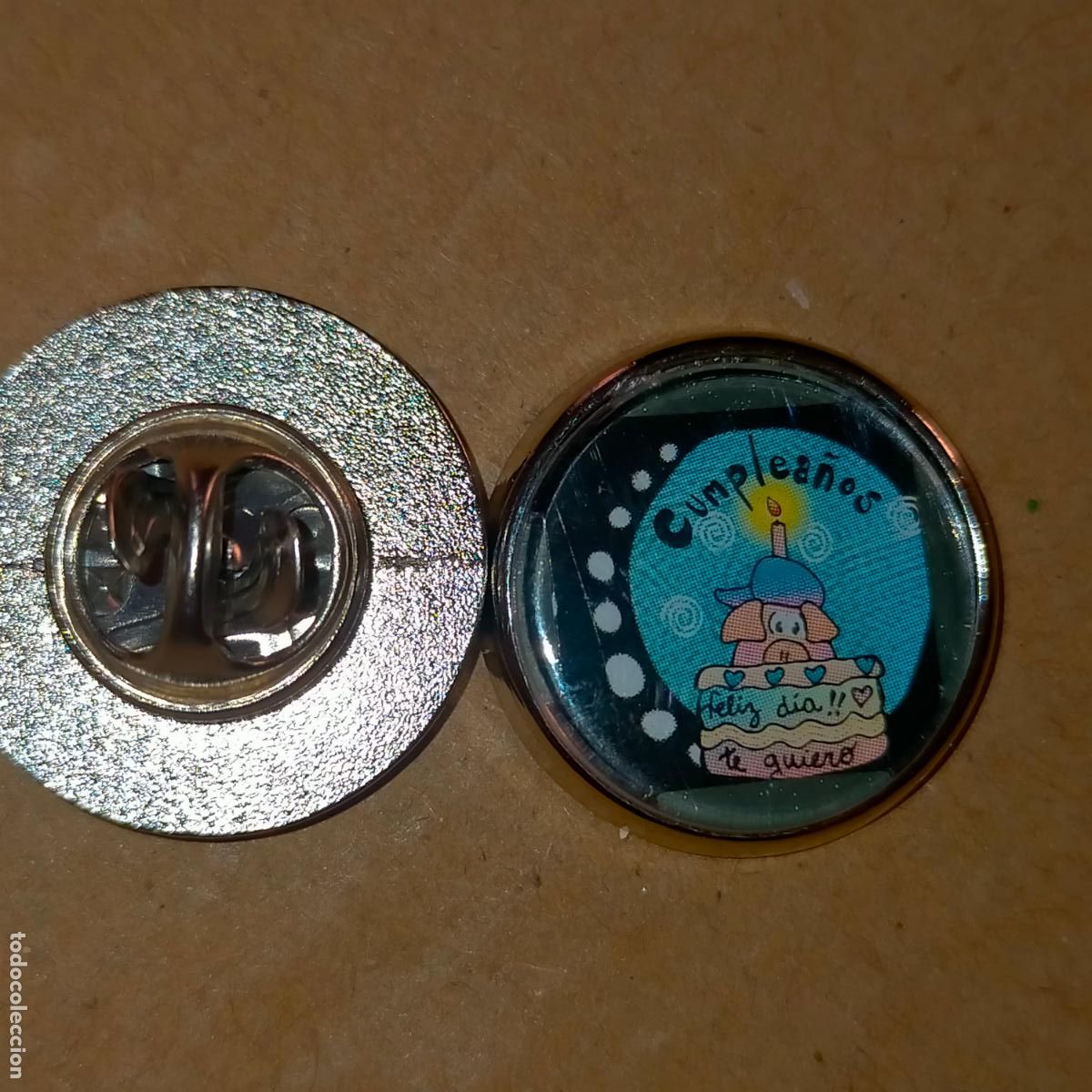 Pins de colecci&oacute;n: pin redondo metal - FRASES - FELIZ CUMPLEA&Ntilde;OS - TE QUIERO - FELIZ DIA
