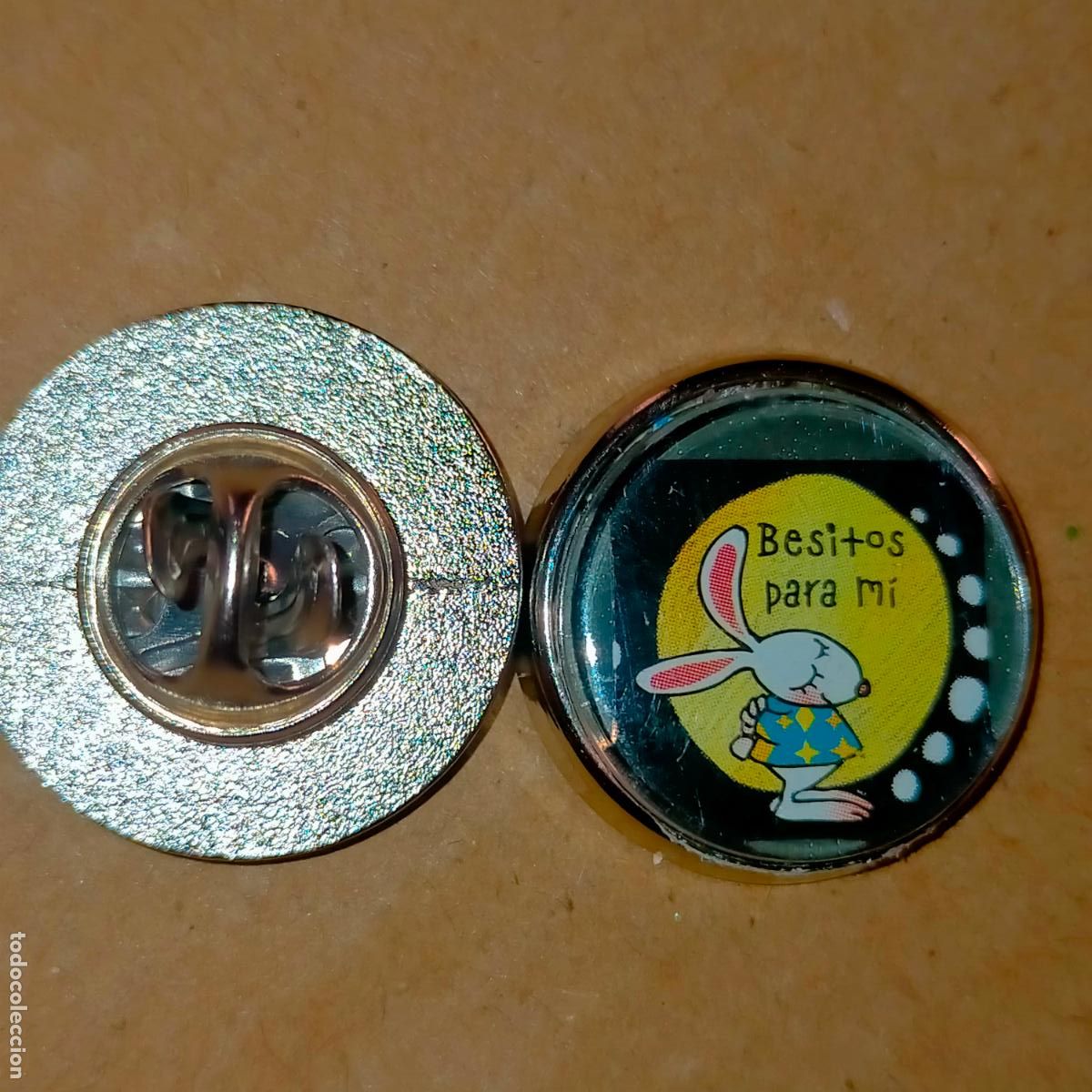 Pin's de collection: pin redondo metal - FRASES - CONEJO BESITOS PARA MI