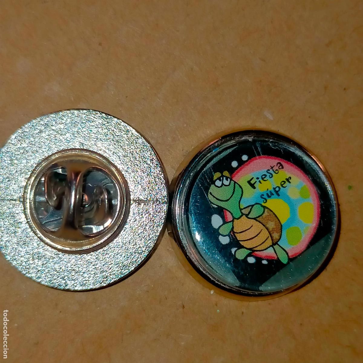 Pins de colecci&oacute;n: pin redondo metal - FRASES - TORTUGA FIESTA SUPER