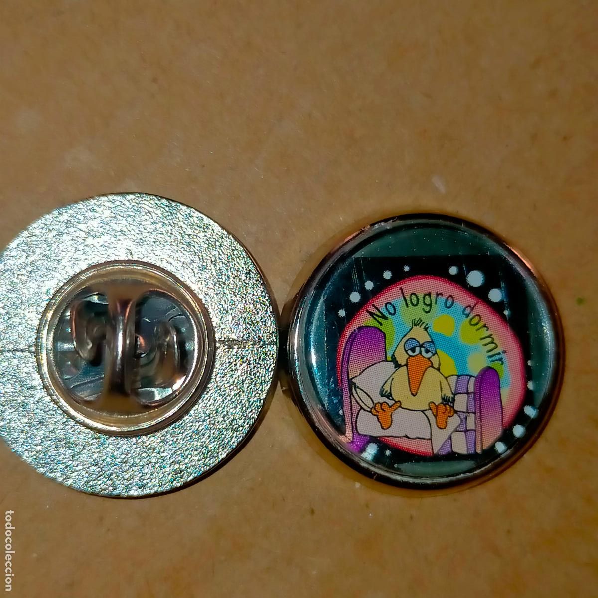 Pins e Spille di collezione: pin redondo metal - FRASES - NO LOGRO DORMIR