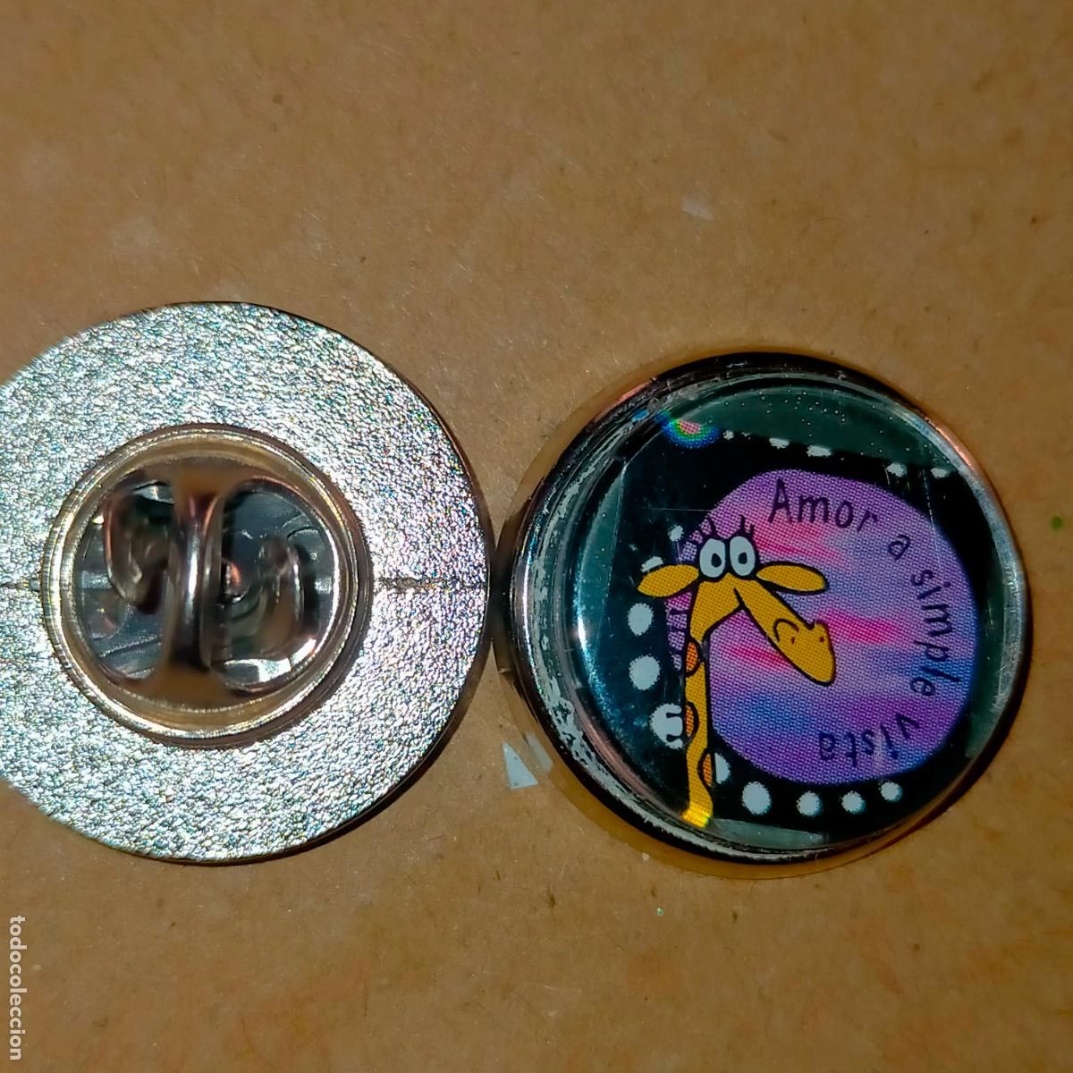 Pin's de collection: pin redondo metal - FRASES - JIRAFA AMOR A SIMPLE VISTA