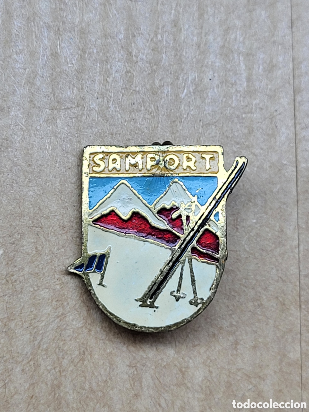 Pins de colecci&oacute;n: ANTIGUA INSIGNIA/PIN - SAMPORT - MONTA&Ntilde;ISMO, ESQUI, ETC. - AGUJA IMPERDIBLE