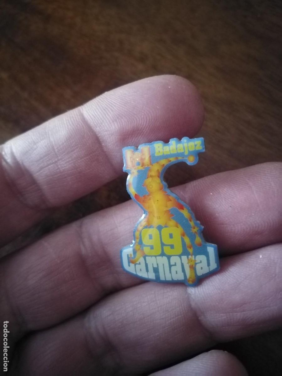 Pins de colecci&oacute;n: Pin Carnaval Badajoz 1999. - Foto 2