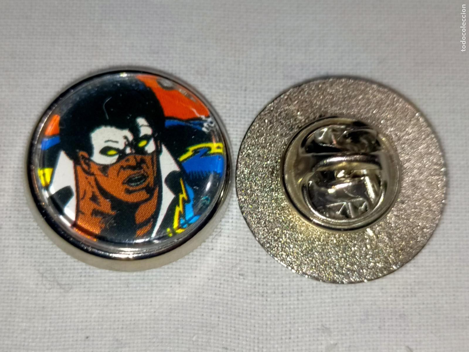 Pin's de collection: PIN REDONDO METAL - malos y buenos de SUPER HEROES SUPERHEROES COMIC personaje rel&aacute;mpago negro