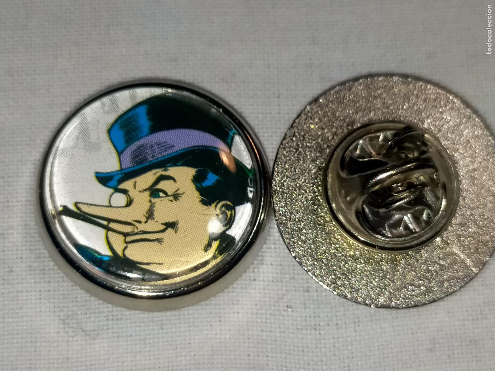 Pin's de collection: PIN REDONDO METAL - malos y buenos de SUPER HEROES SUPERHEROES COMIC personaje el ping&uuml;ino