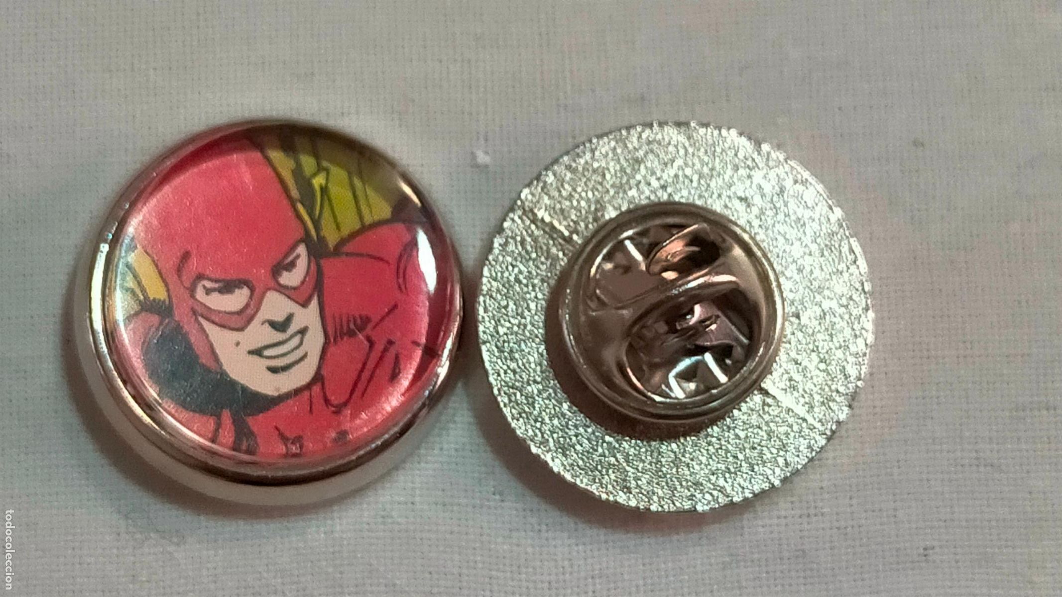 Pin's de collection: PIN REDONDO METAL - malos y buenos de SUPER HEROES SUPERHEROES COMIC personaje ficci&oacute;n