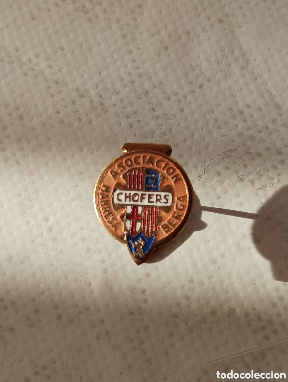 Pins de colecci&oacute;n: Antiguo Pin Insignia Solapa Asociaci&oacute;n chofers (conductores) Berga Manresa. Fondo naranja.